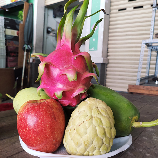 Combo trái cây và hoa lay ơn đỏ
